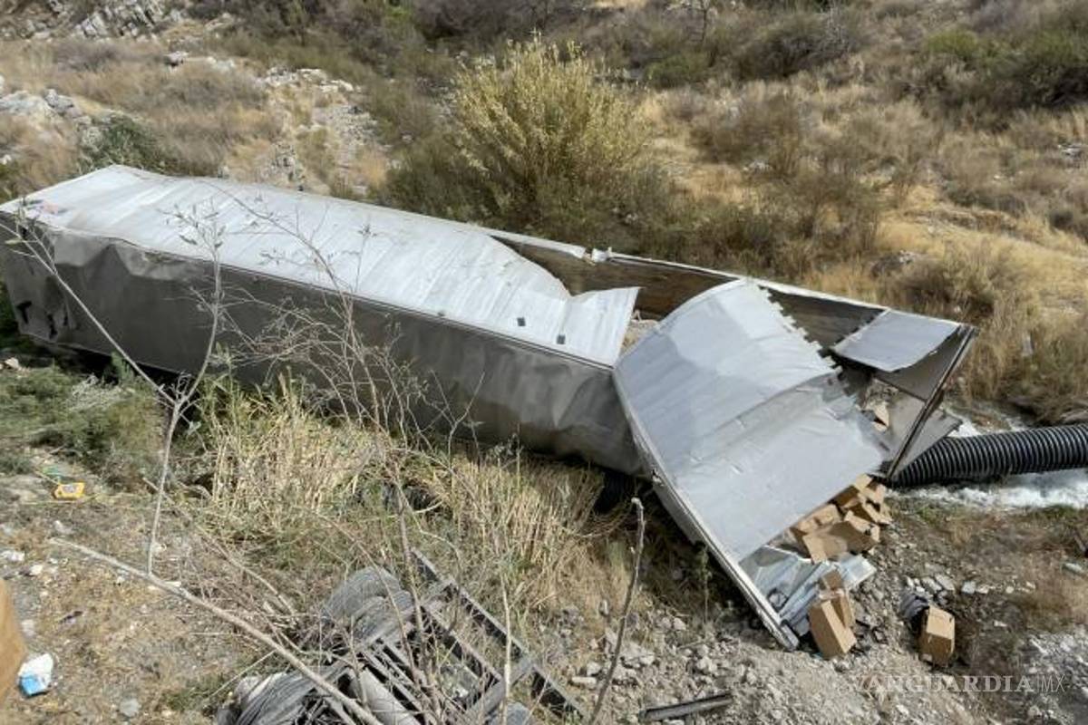 $!La caja del tráiler se desprendió y cayó al fondo del arroyo tras el fuerte impacto.