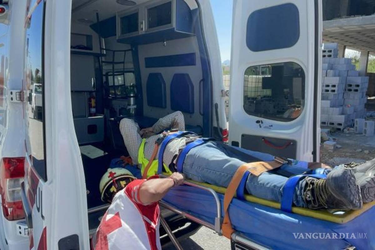 $!La Cruz Roja movilizó ambulancias y un camión de rescate para atender la emergencia registrada en una construcción ubicada sobre el bulevar Adrián Muguerza.