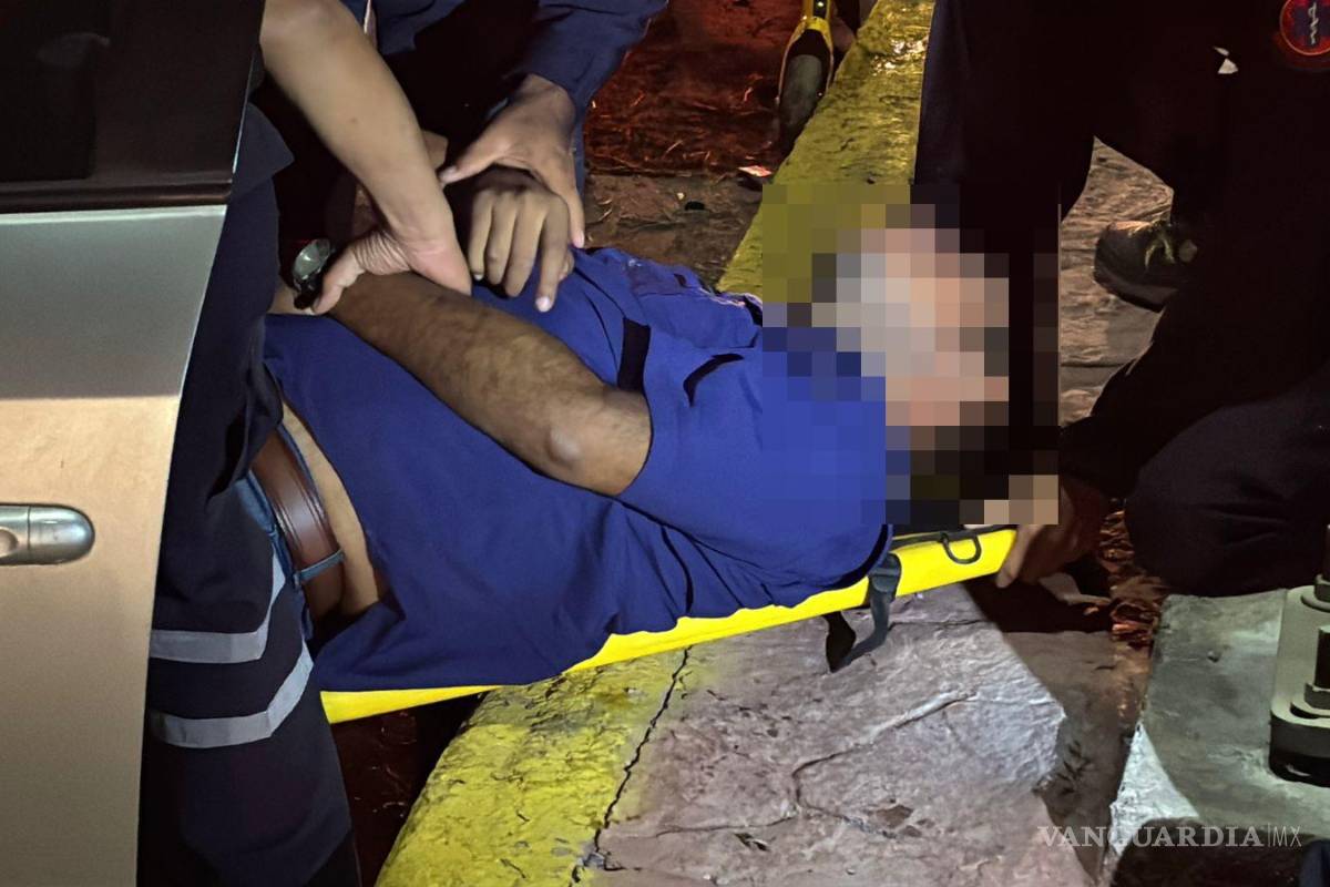 $!Paramédicos de Protección Civil brindaron atención al conductor lesionado antes de trasladarlo a un hospital en Saltillo.