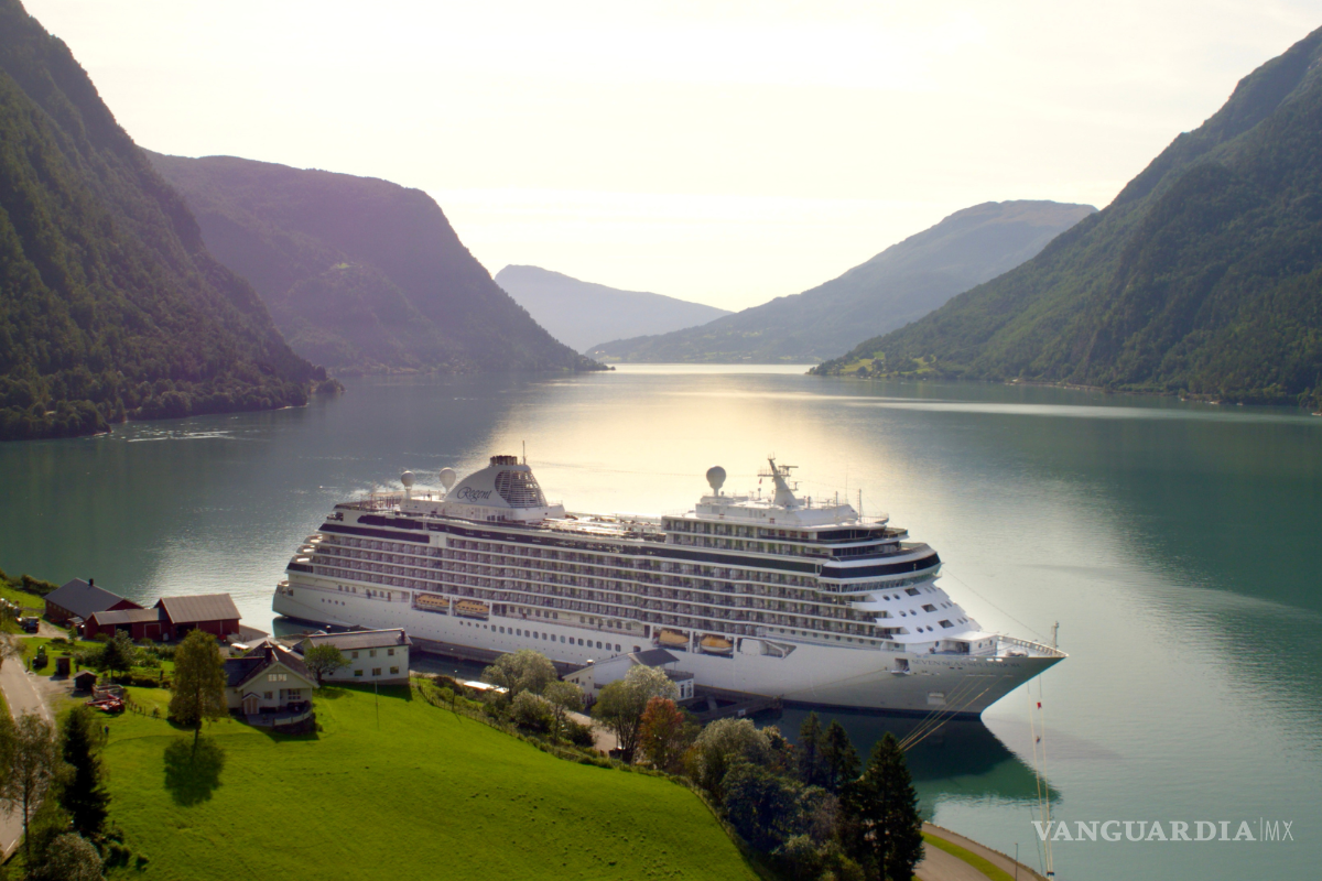 ¿Cuál es la línea de cruceros más lujosa y cuánto cuesta viajar en ella?