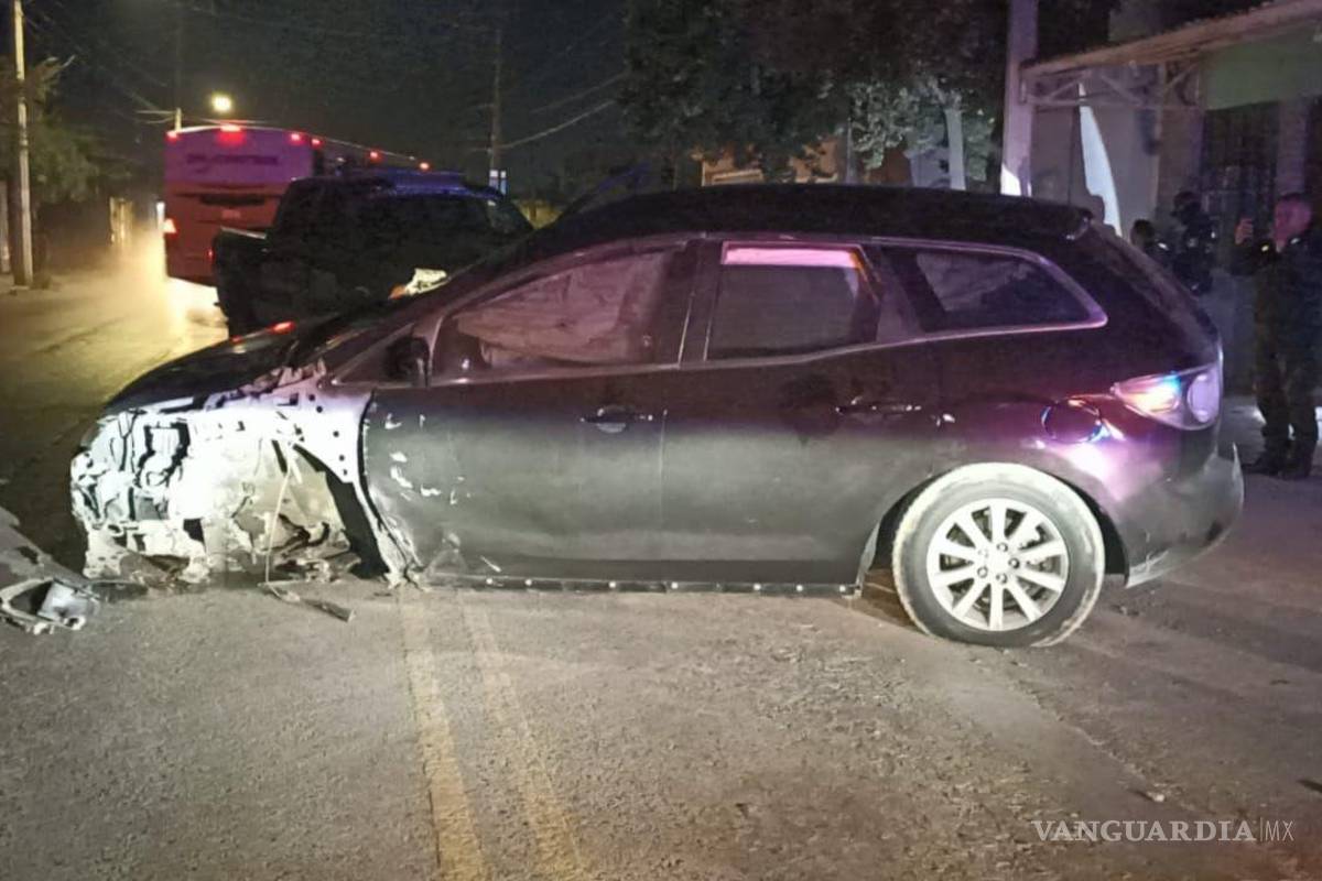 Vuelca camioneta al perder el control; conductor abandona unidad al poniente de Saltillo