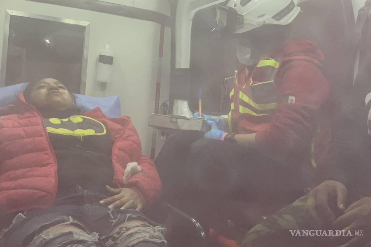 Dos mujeres heridas tras caer de motocicleta en Ramos Arizpe; se dirigían a su trabajo en Finsa