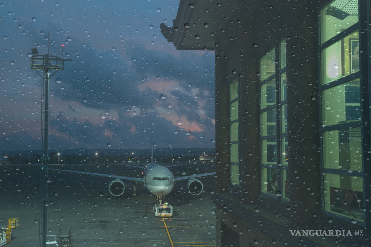 Tras inundación, Aeropuerto Internacional Benito Juárez suspenderá actividad por el momento