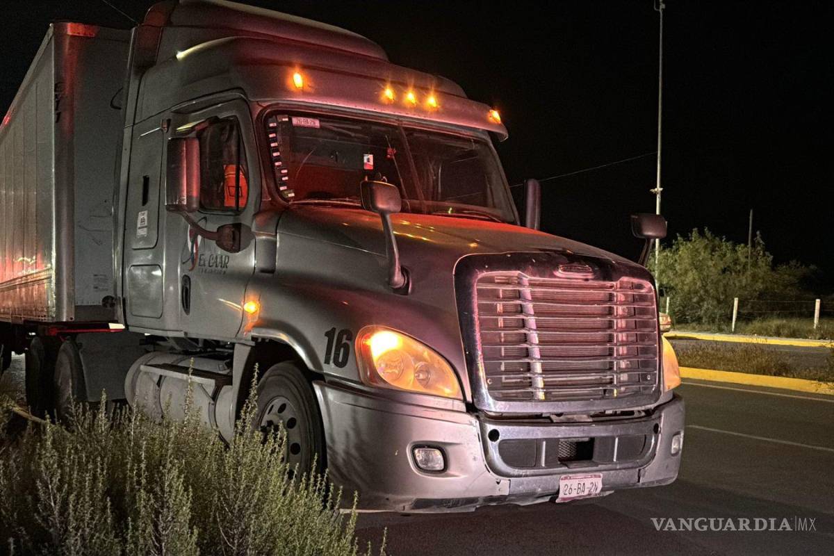 $!El tráiler fue asegurado sobre el Arco Vial Zapalinamé tras el atropello.