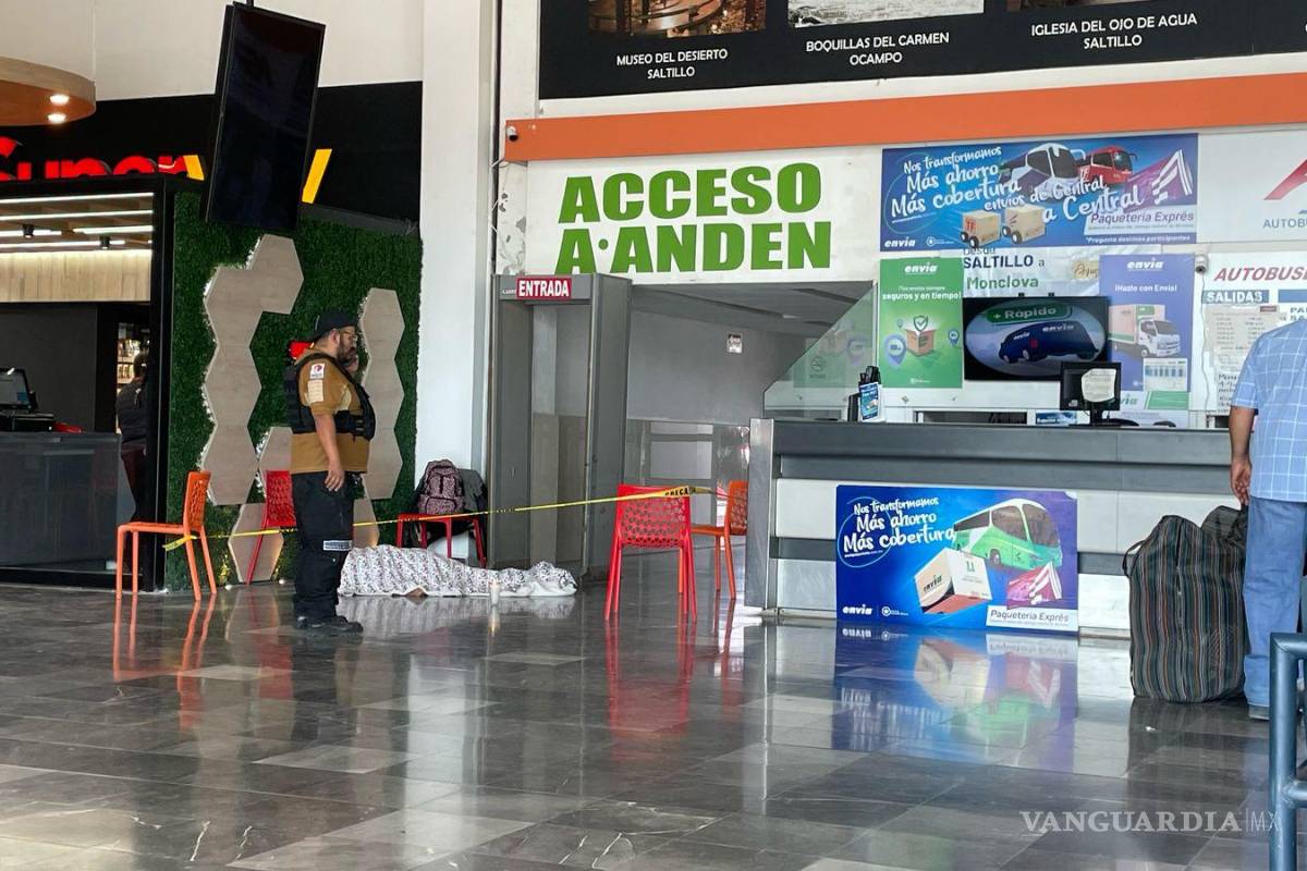 Fallece mujer en la Central de Autobuses de Saltillo, ante la indiferencia del personal