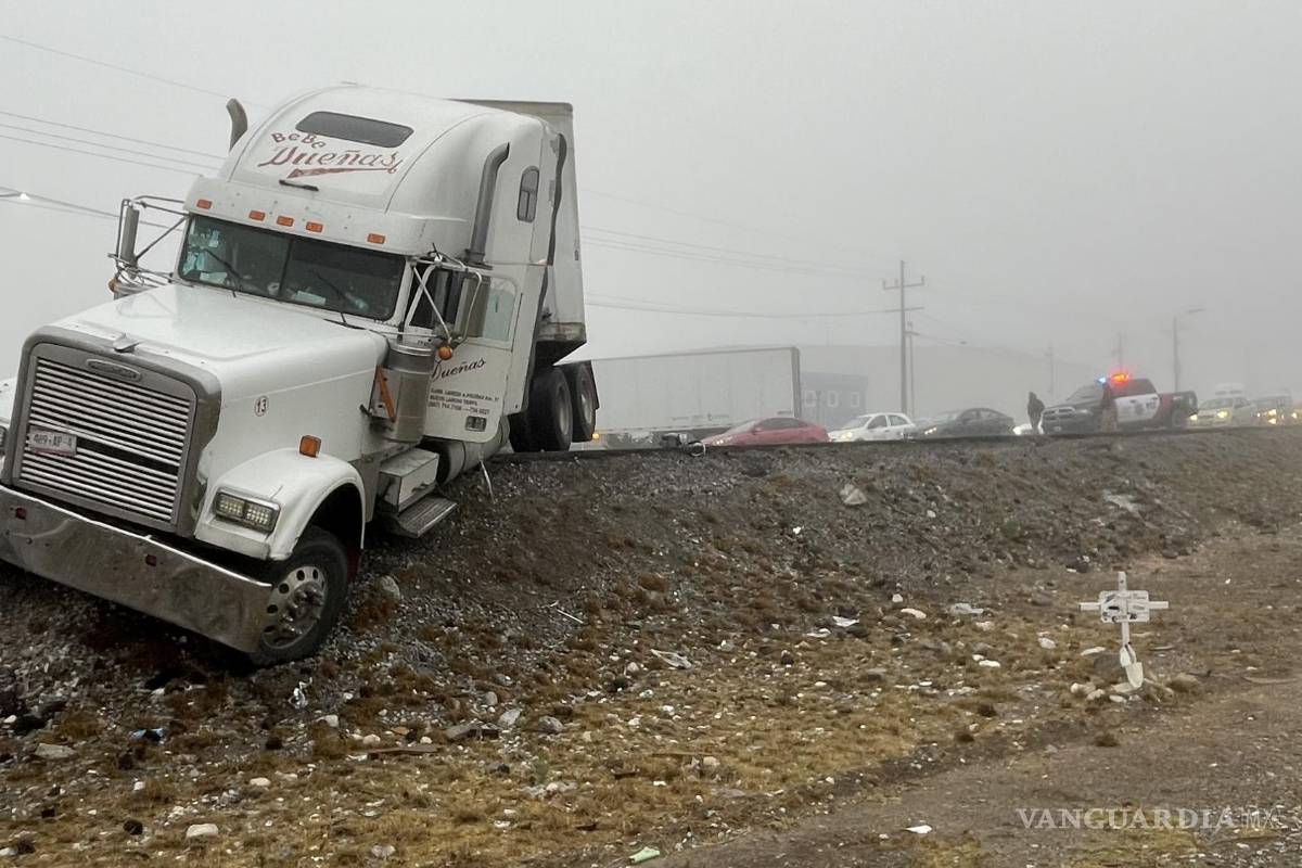 Se le acaba cinta asfáltica a trailero y por neblina ni cuenta se da; iba a Ramos Arizpe