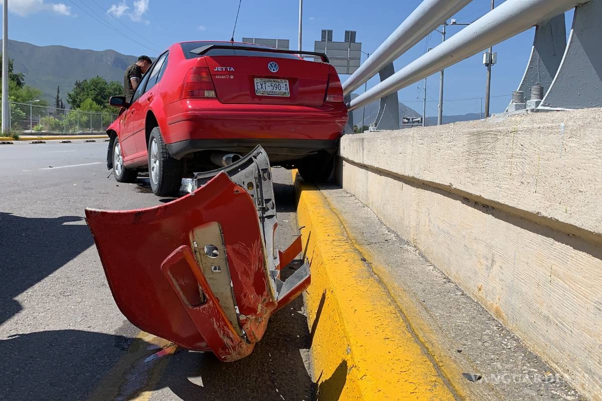 Joven evita arrollar a perritos y se accidenta, al sur de Saltillo