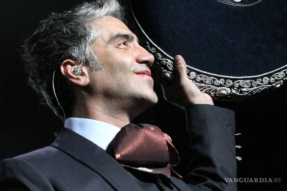 Alejandro Fernández cierra tour en el Zócalo de la CDMX con récord de asistencia