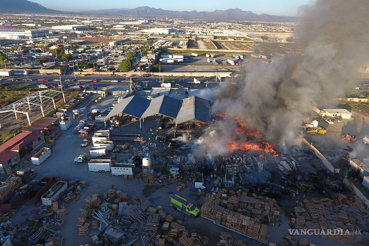 $!Incendio consume recicladora en Arteaga, Coahuila (Fotos)