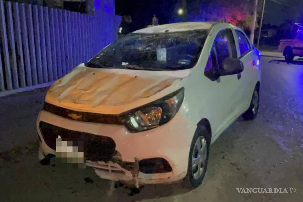 $!Familiares del conductor acudieron para auxiliar y volver a colocar el vehículo en posición normal.