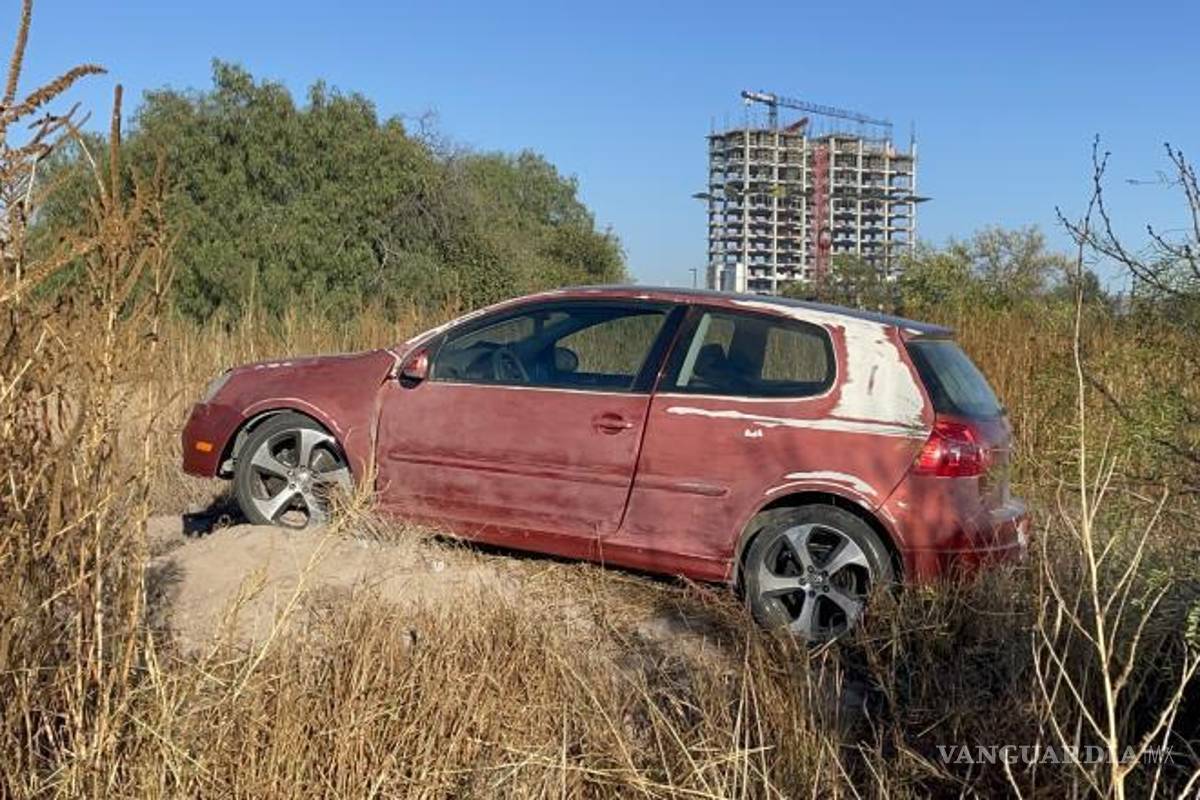 Acelerado joven sale del camino y acaba en montículo de tierra, al norte de Saltillo