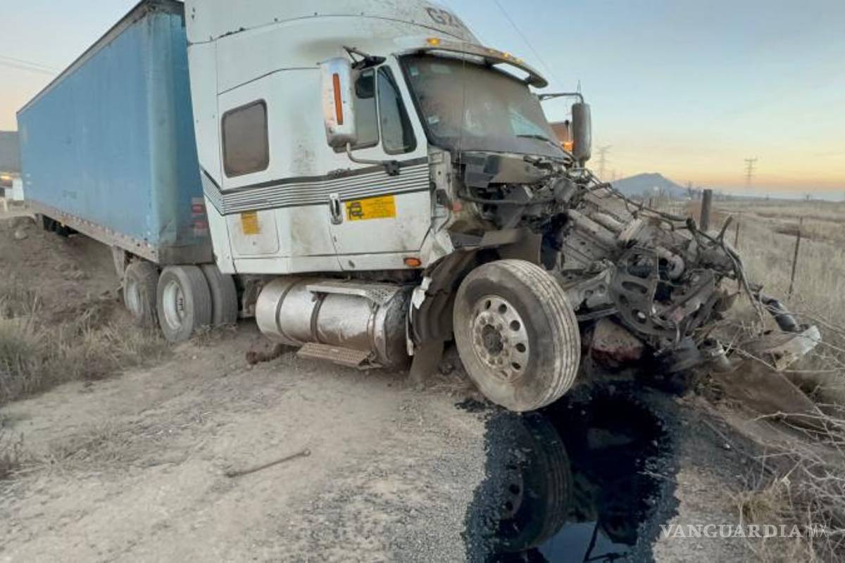 $!El tráiler involucrado presentó daños severos en la parte frontal luego del impacto.