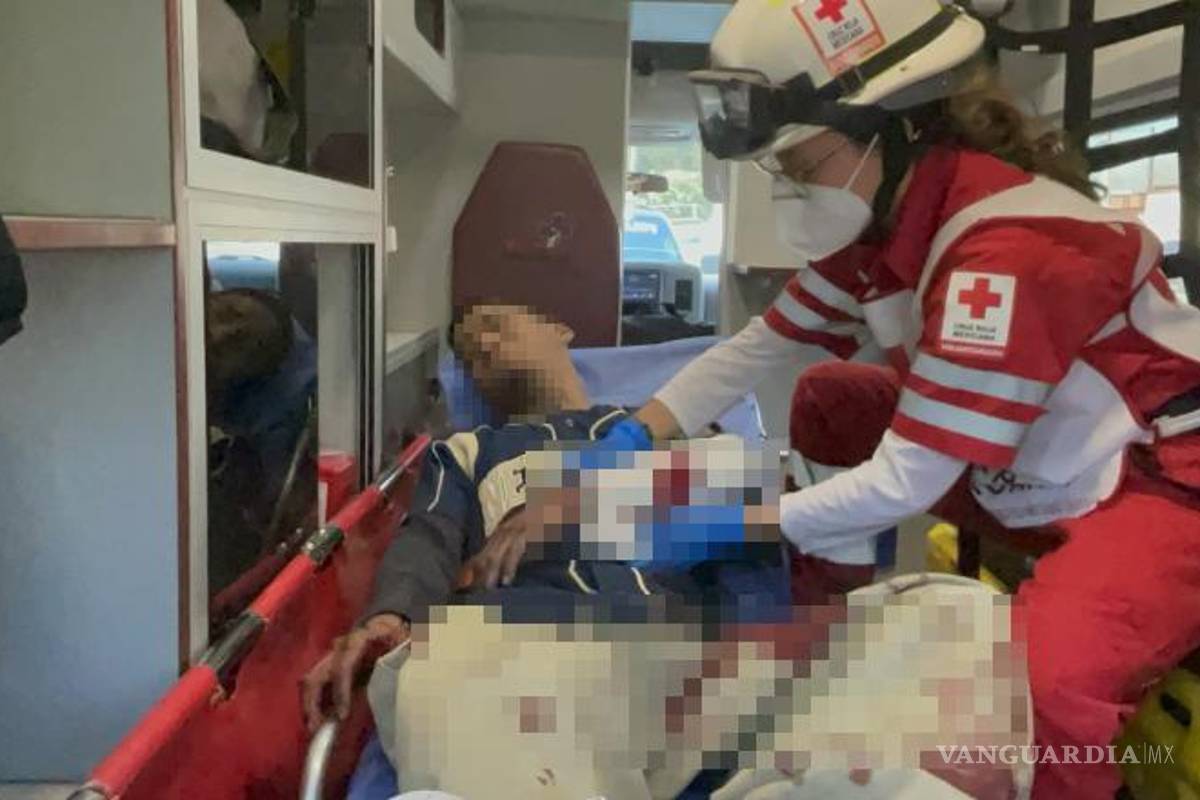 $!Bryan Alejandro ¨N¨, de 23 años, fue trasladado primero a la estación de Bomberos en la colonia Guayulera, donde lograron contener la hemorragia provocada por una herida profunda en el brazo izquierdo.