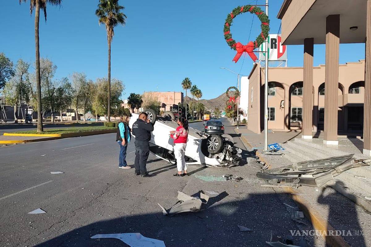 Pierde el control, choca y vuelca sobre transitado bulevar de Saltillo