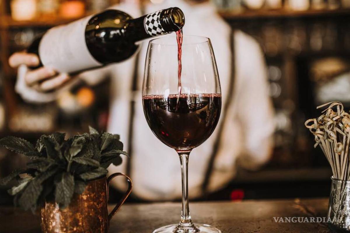 ‘Nada más me tomo una’... así daña a tu cerebro consumir una copa de vino o una cerveza al día