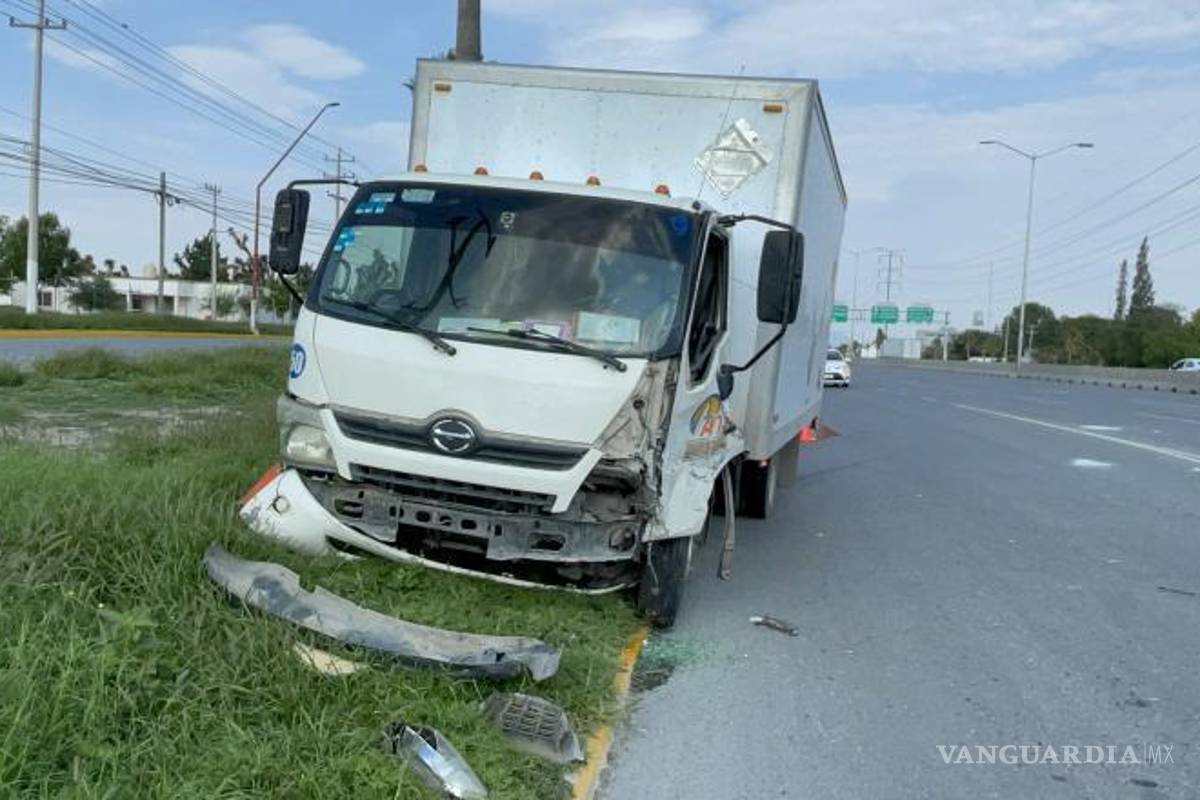 $!El camión terminó sobre el camellón tras intentar esquivar al Chevy.
