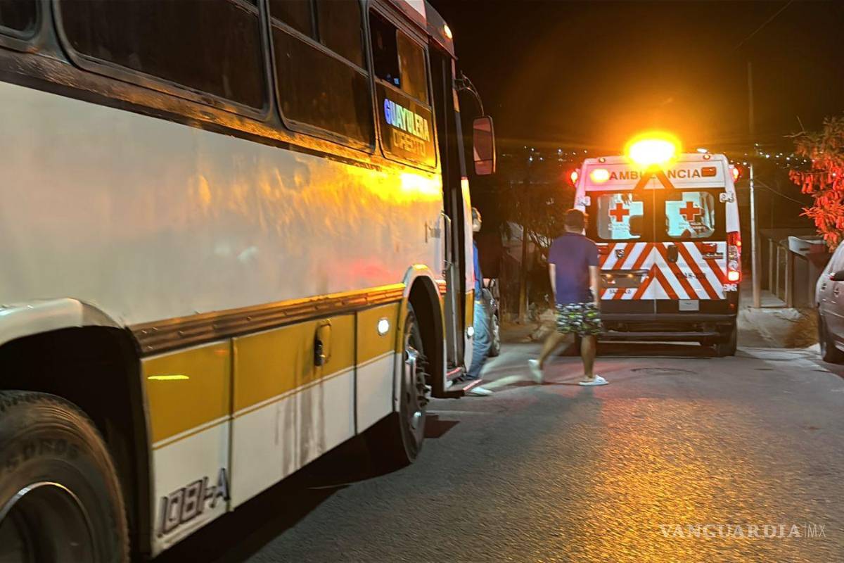 Rebasa sin precaución menor en moto a transporte público y resulta lesionado en Saltillo