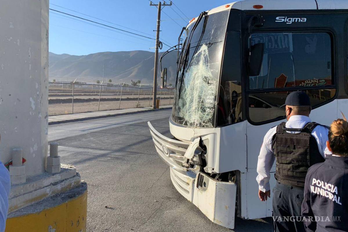 Choca y abandona su camión frente a Centro de Gobierno de Saltillo