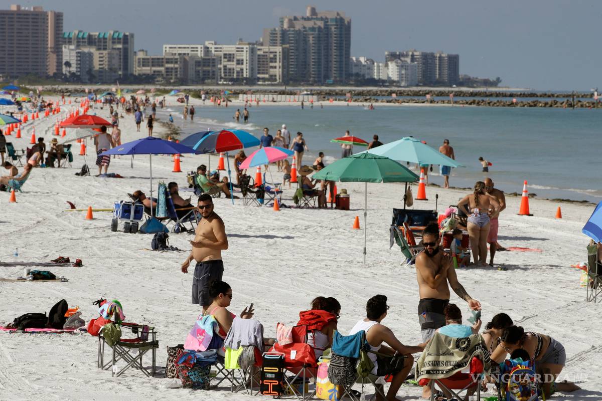Pese al alza de casos, saturan las playas de Florida