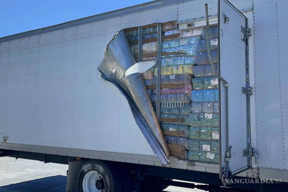 $!Además de la cabina, el vehículo que transportaba estambre también resultó dañado