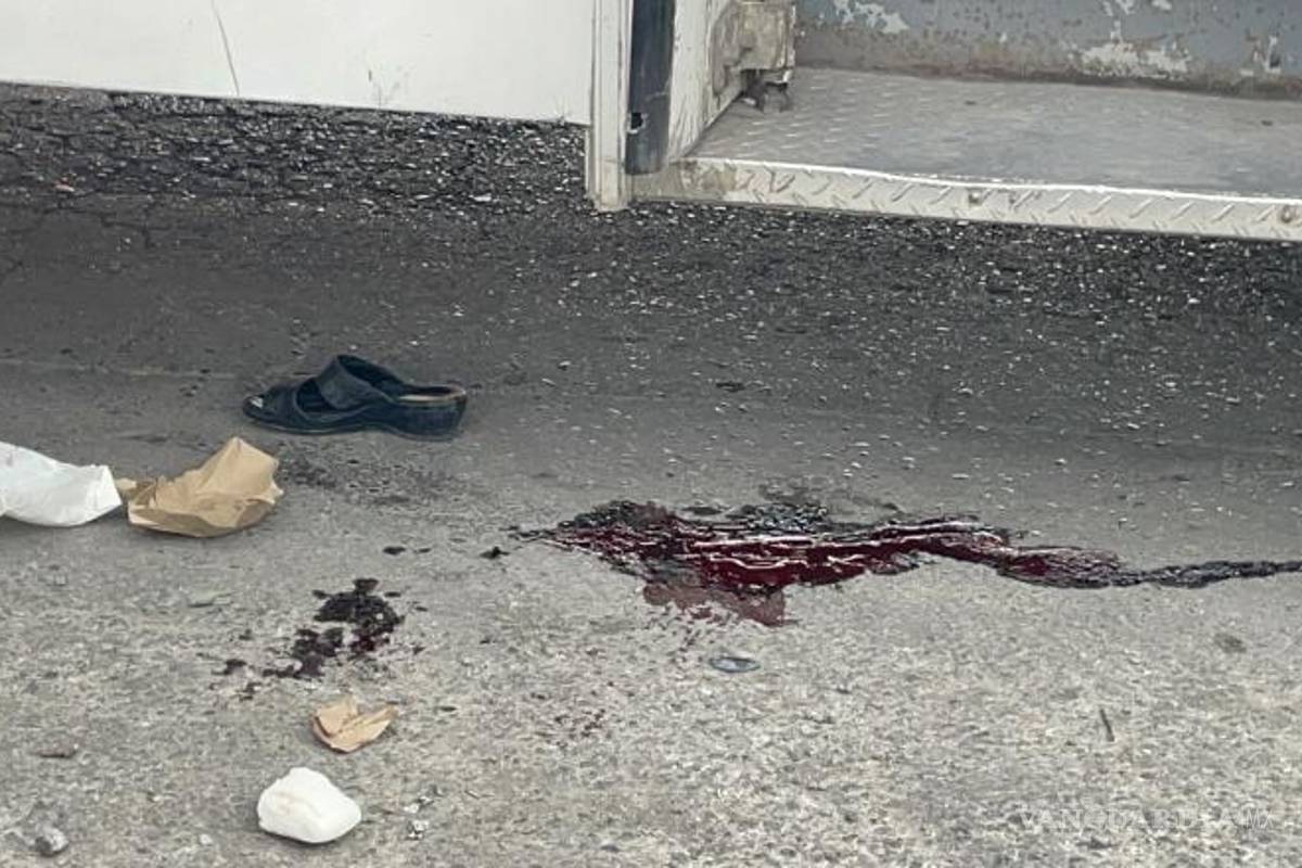 $!Personal de la Policía Municipal recopiló pruebas en la escena del accidente donde resultó gravemente herida una mujer de la tercera edad.