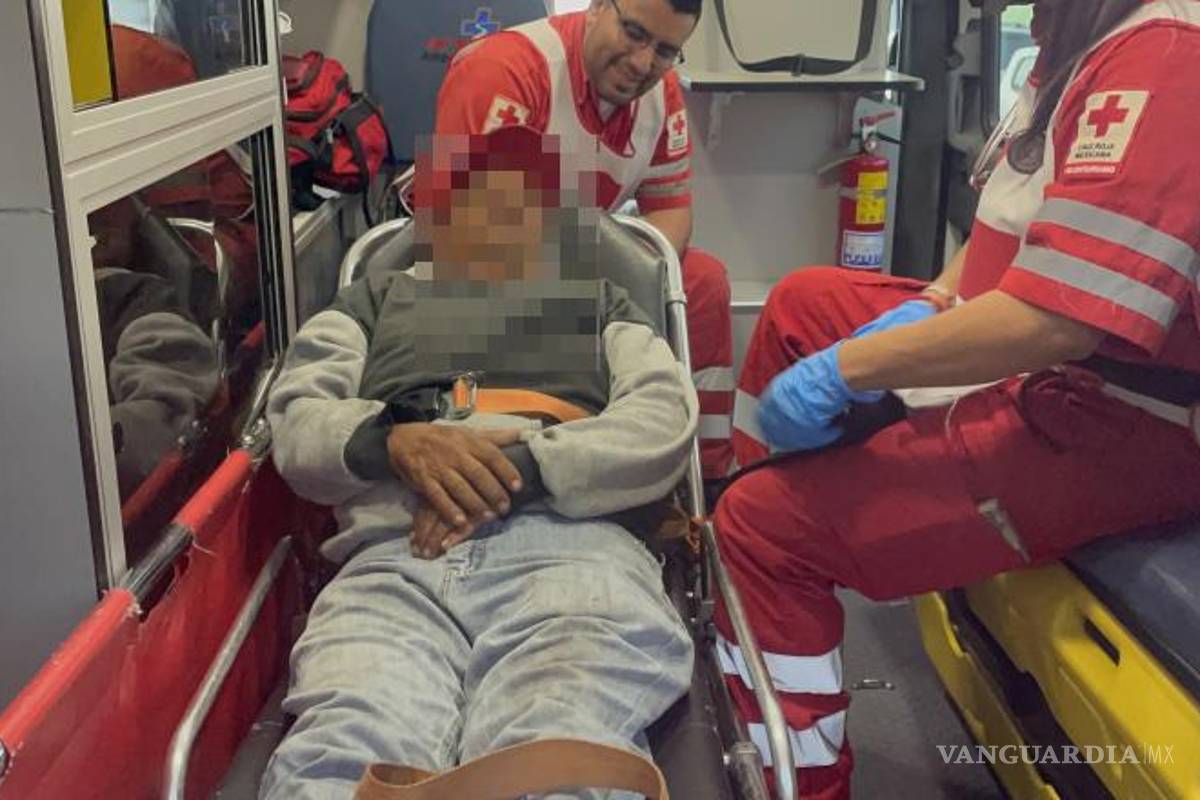 $!Motociclista repartidor resultó con lesiones leves tras ser impactado por un vehículo en la colonia Guanajuato.