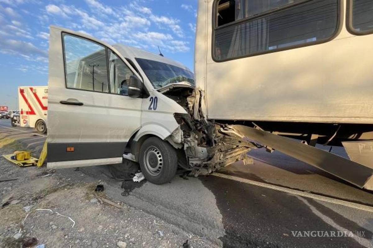 $!El camión terminó estrellándose contra su par, quedando los pasajeros lesionados al golpearse con los asientos en el rostro y diferentes partes del cuerpo.
