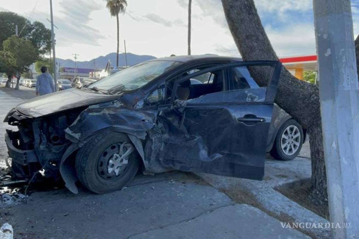 $!Tras el impacto, el automóvil que recibió el golpe se dirigió a la banqueta y subió a esta, quedando a un costado de un árbol.