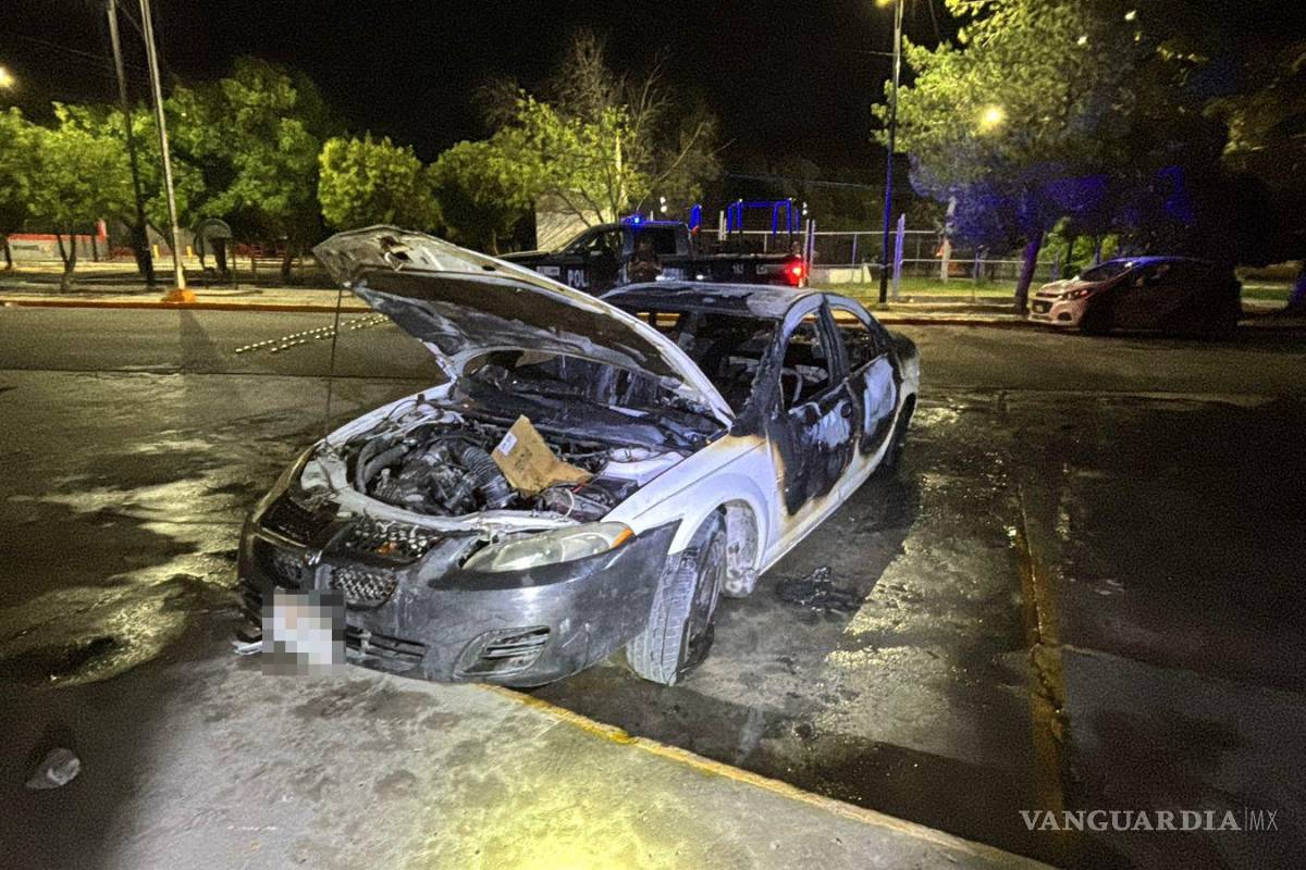 Fuego consume auto en Ramos Arizpe; investigan posible ataque