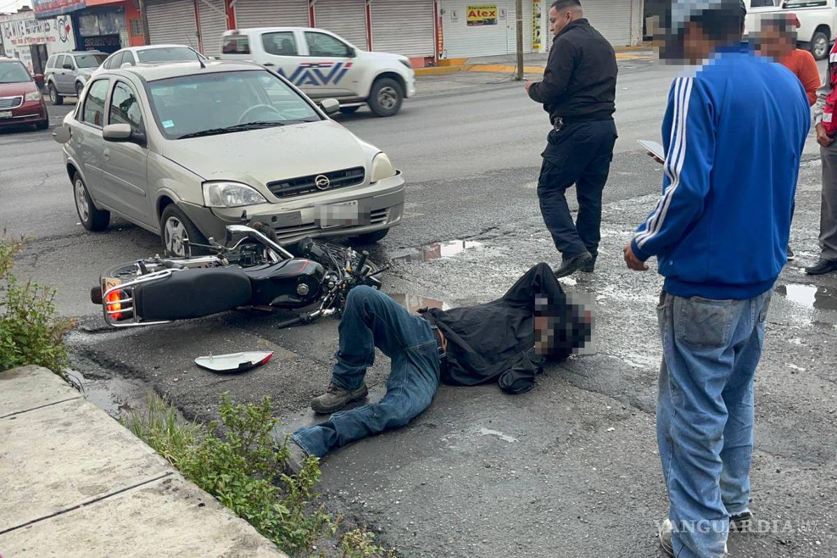 Embiste conductora a motociclista en el centro de Saltillo; le dieron el paso, asegura