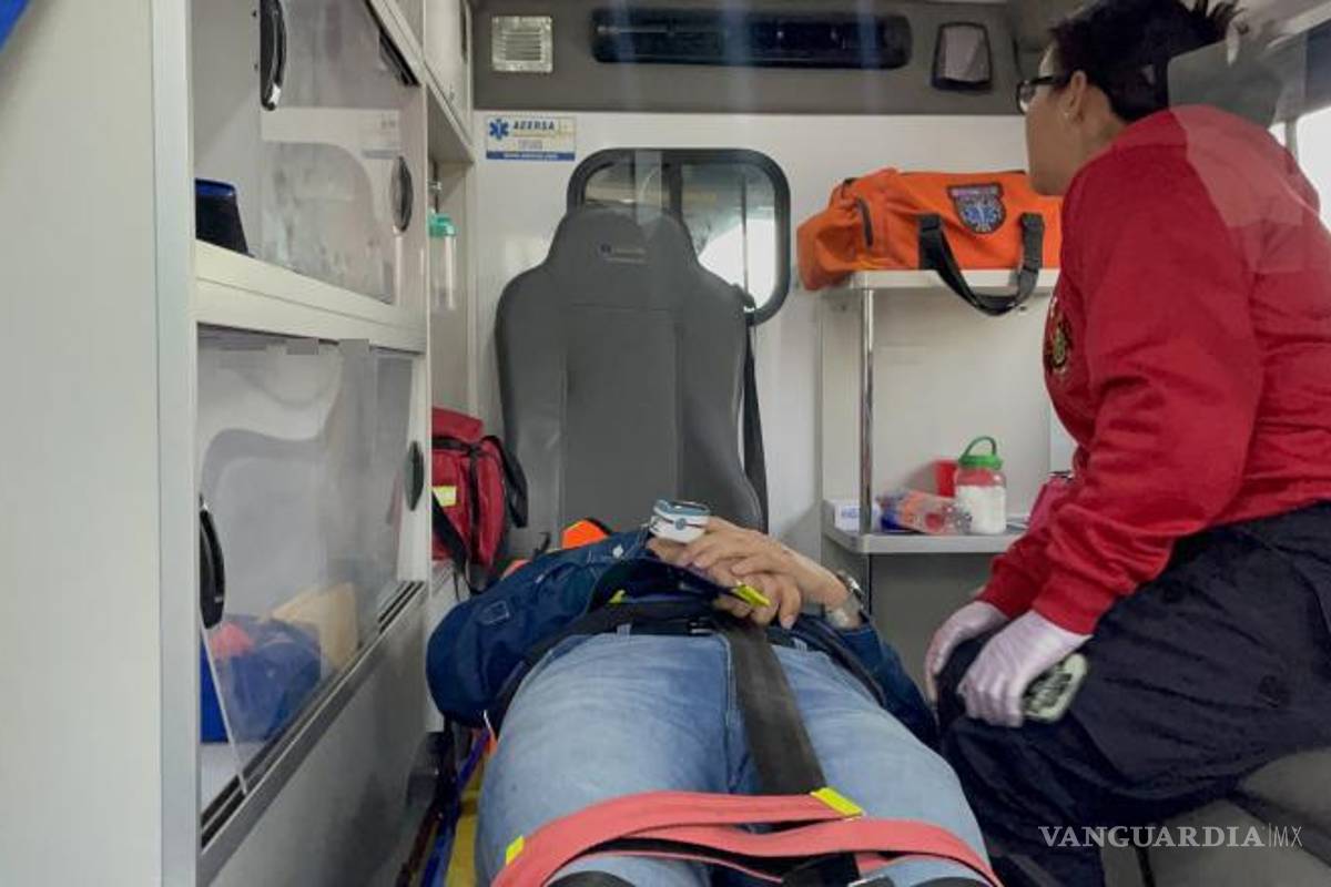 $!Los paramédicos de Protección Civil de Arteaga atendieron al conductor del Volkswagen Vento, quien fue trasladado a un hospital privado en estado delicado.