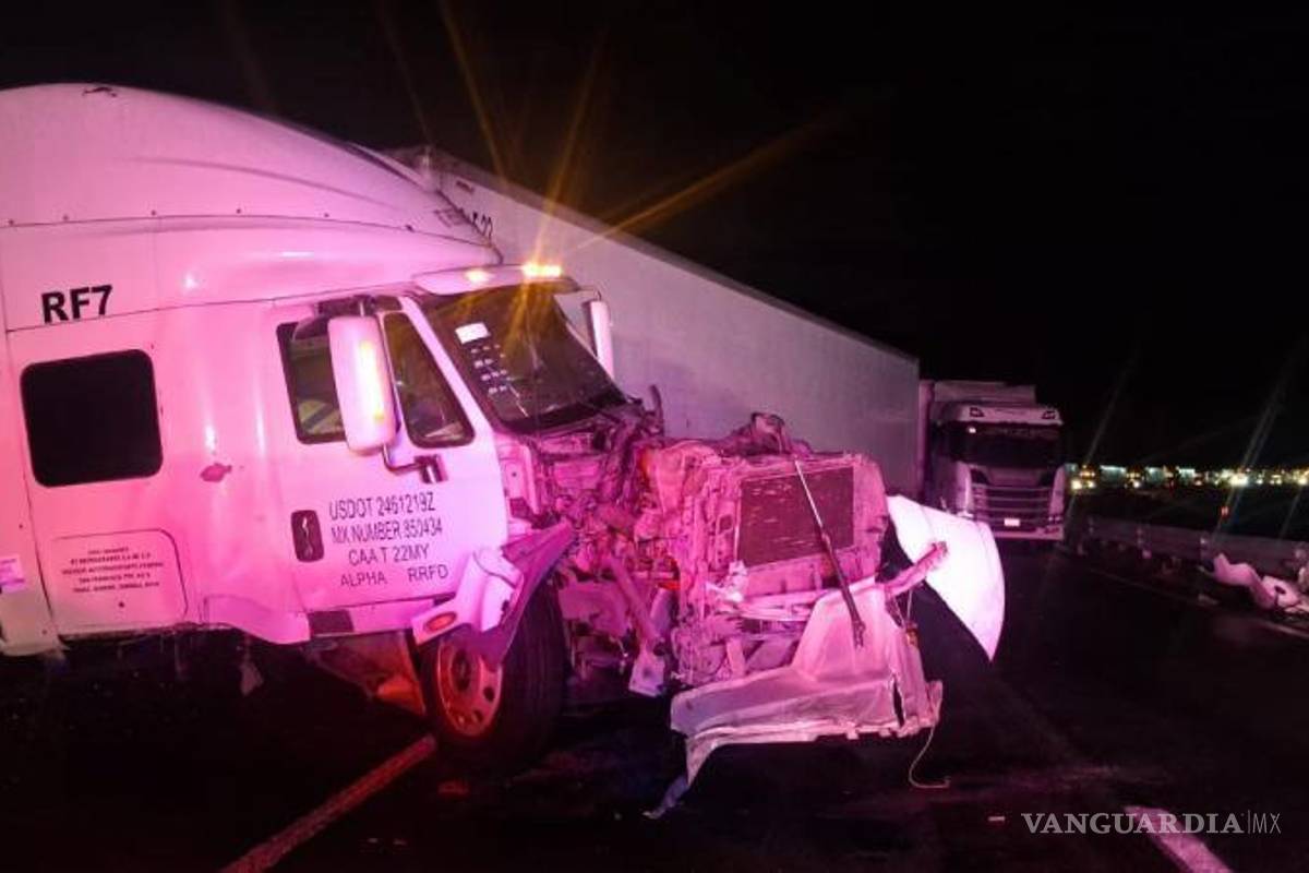 $!El tractocamión bloqueó completamente la vialidad tras derrapar en la curva de La Carbonera.