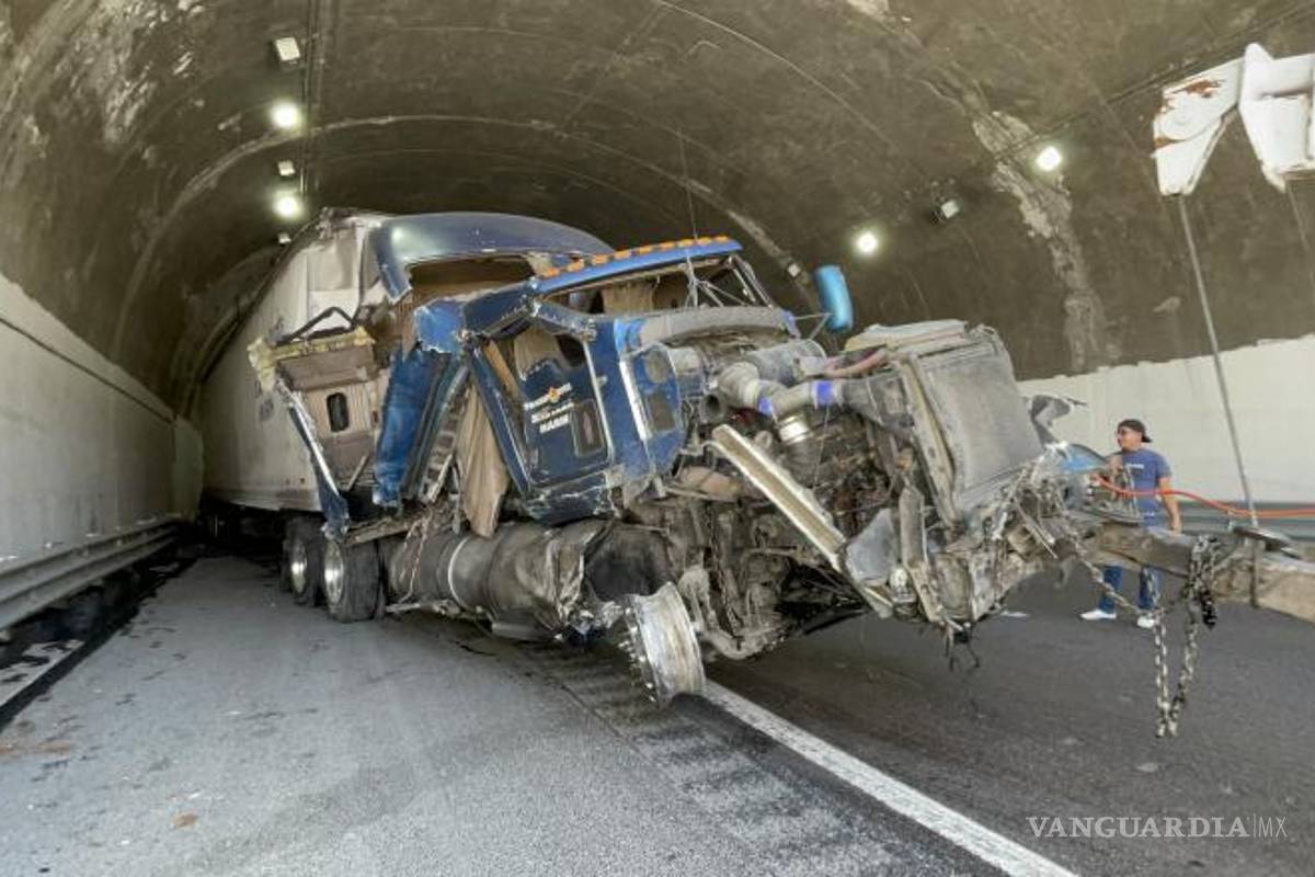 $!Uno de los accidentes se registró alrededor de las 13:00 horas en el kilómetro 230 de la carretera, en el interior del túnel.