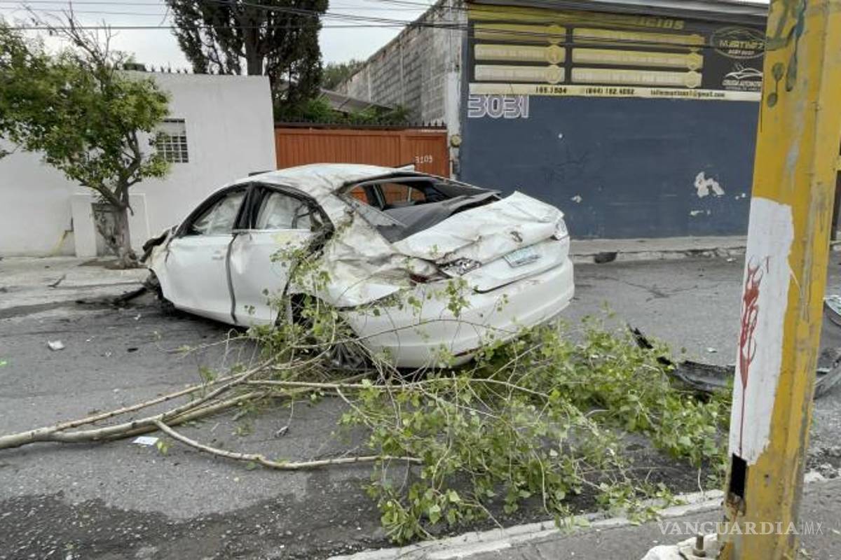 $!El vehículo impactó la barrera del muro de contención, salió de los carriles centrales hacia el lado derecho y cayó de dos metros de altura.