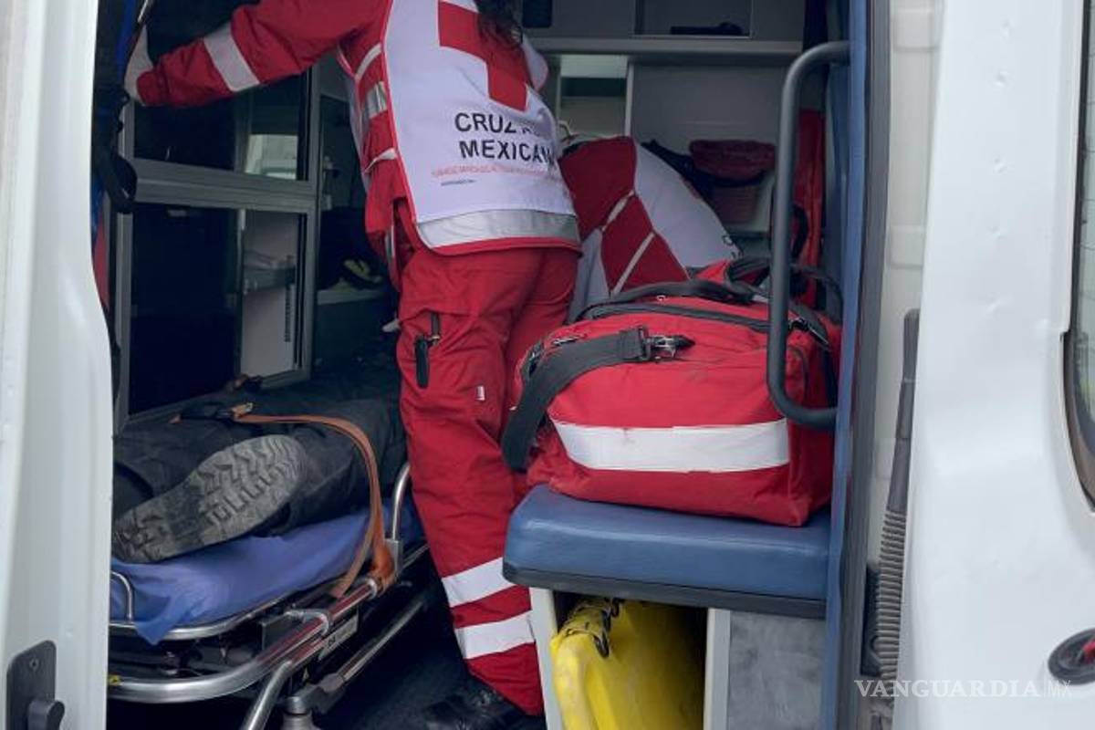 $!Paramédicos de la Cruz Roja brindan atención al motociclista después del accidente en Nazario Ortiz Garza.