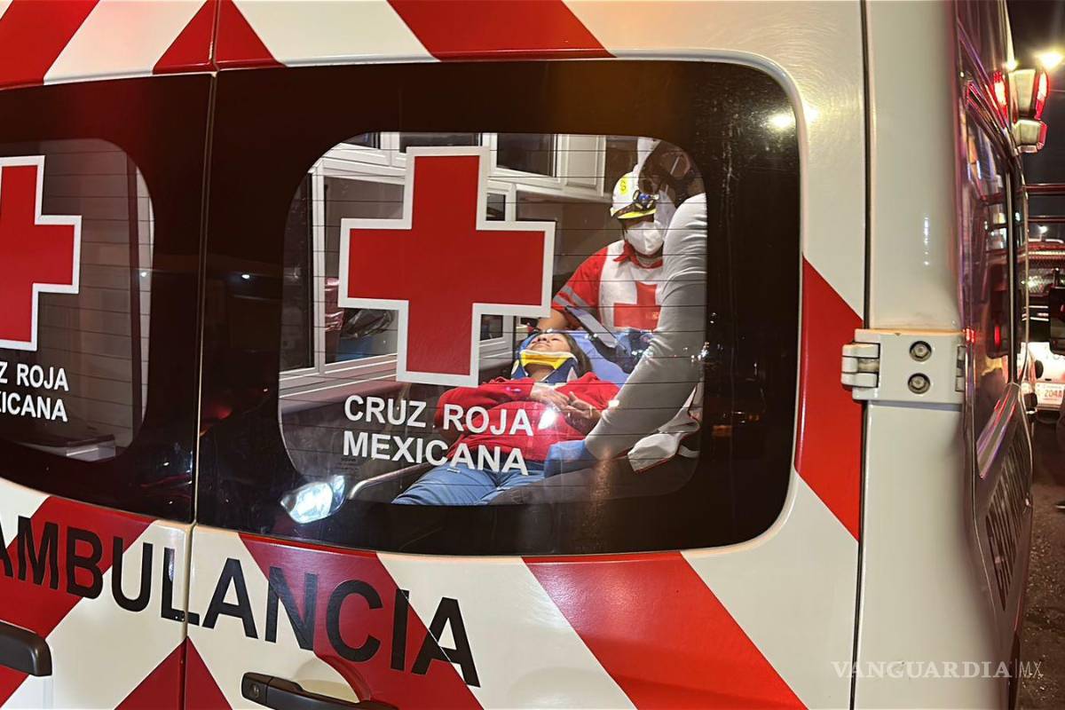 $!Paramédicos de la Cruz Roja trasladaron a la mujer lesionada a la clínica 89 del IMSS para su valoración y atención médica.