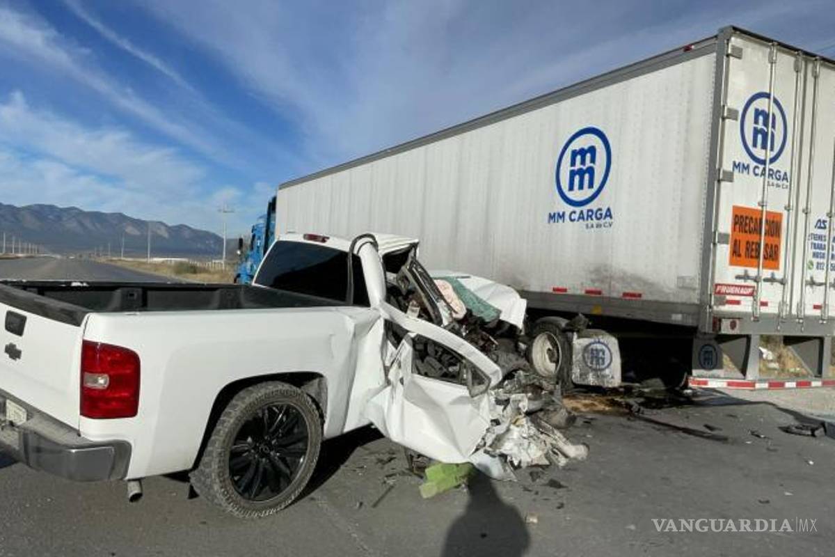 $!La parte derecha de la camioneta quedó completamente destruida tras el choque con la pesada unidad.