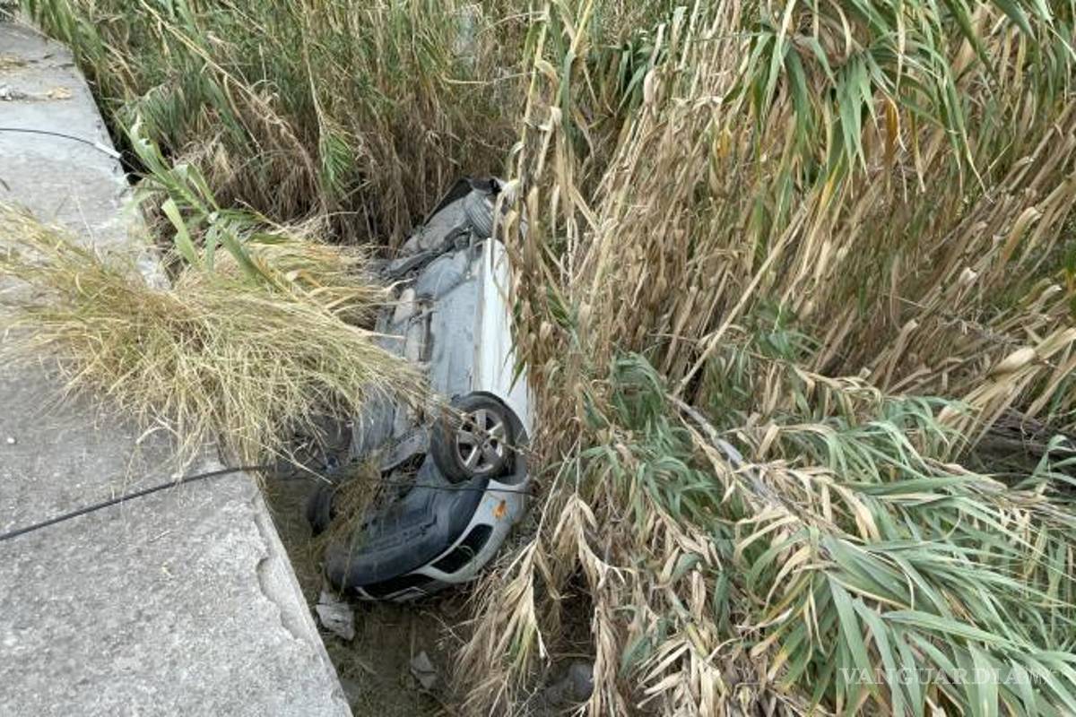 $!El vehículo Volkswagen Bora terminó al fondo del arroyo luego de que su conductora perdiera el control por exceso de velocidad.