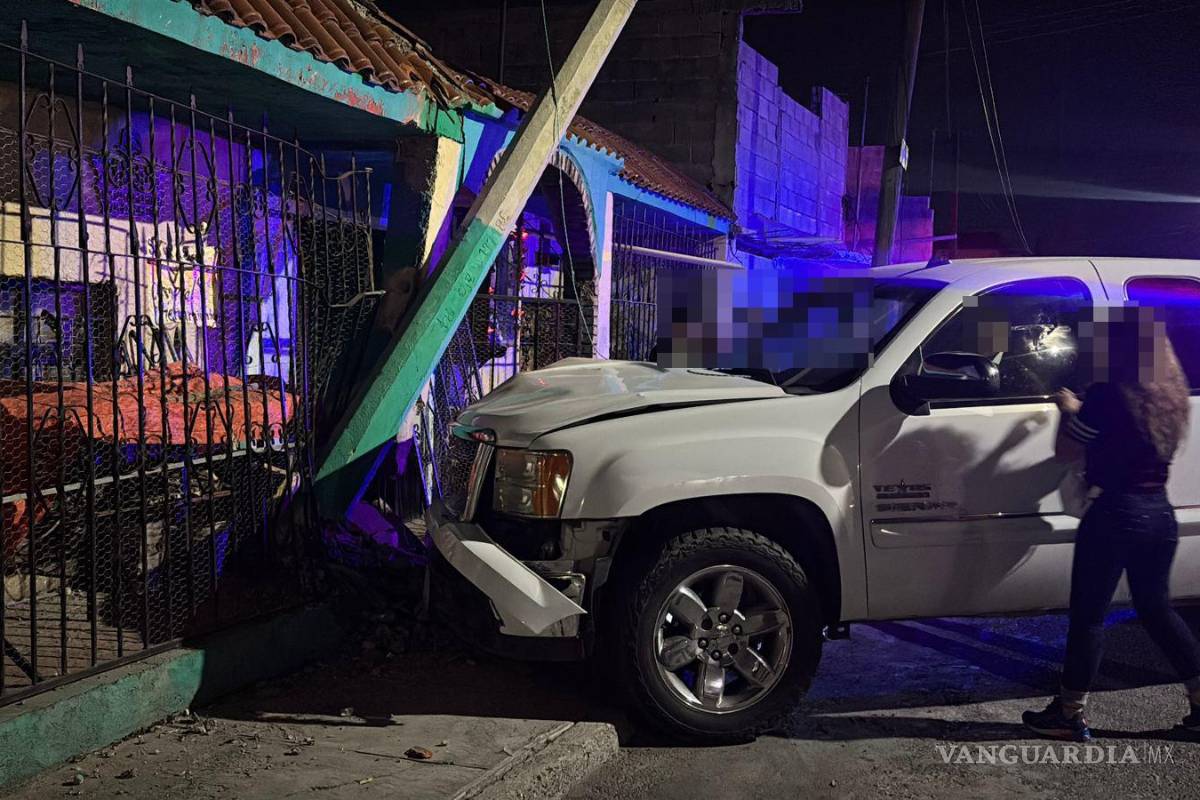 Choca conductor ebrio contra poste y vivienda, en Saltillo; es detenido