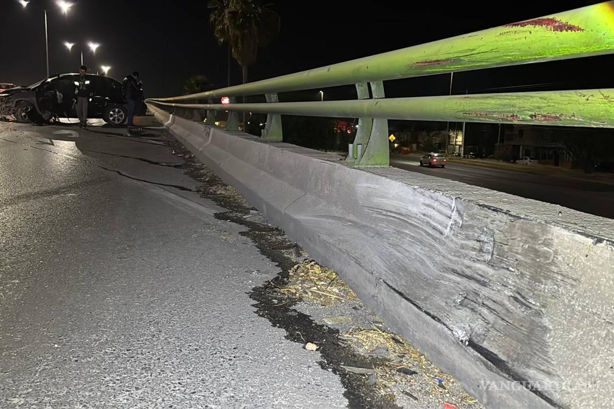 $!El percance ocurrió durante la madrugada sobre el bulevar Fundadores.