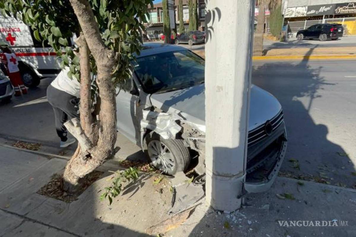 $!El vehículo terminó impactado contra un poste de concreto tras la breve pérdida de conciencia de la automovilista.