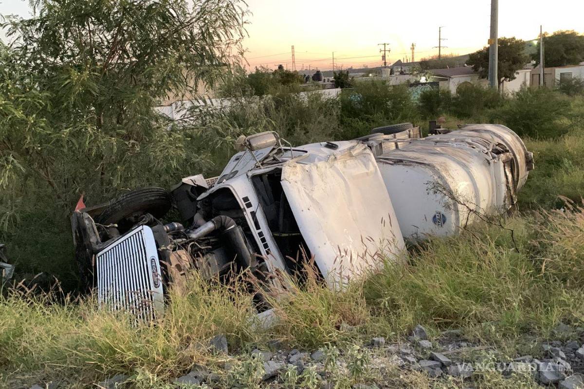Vuelca pipa con 20 mil litros de diésel en Monclova