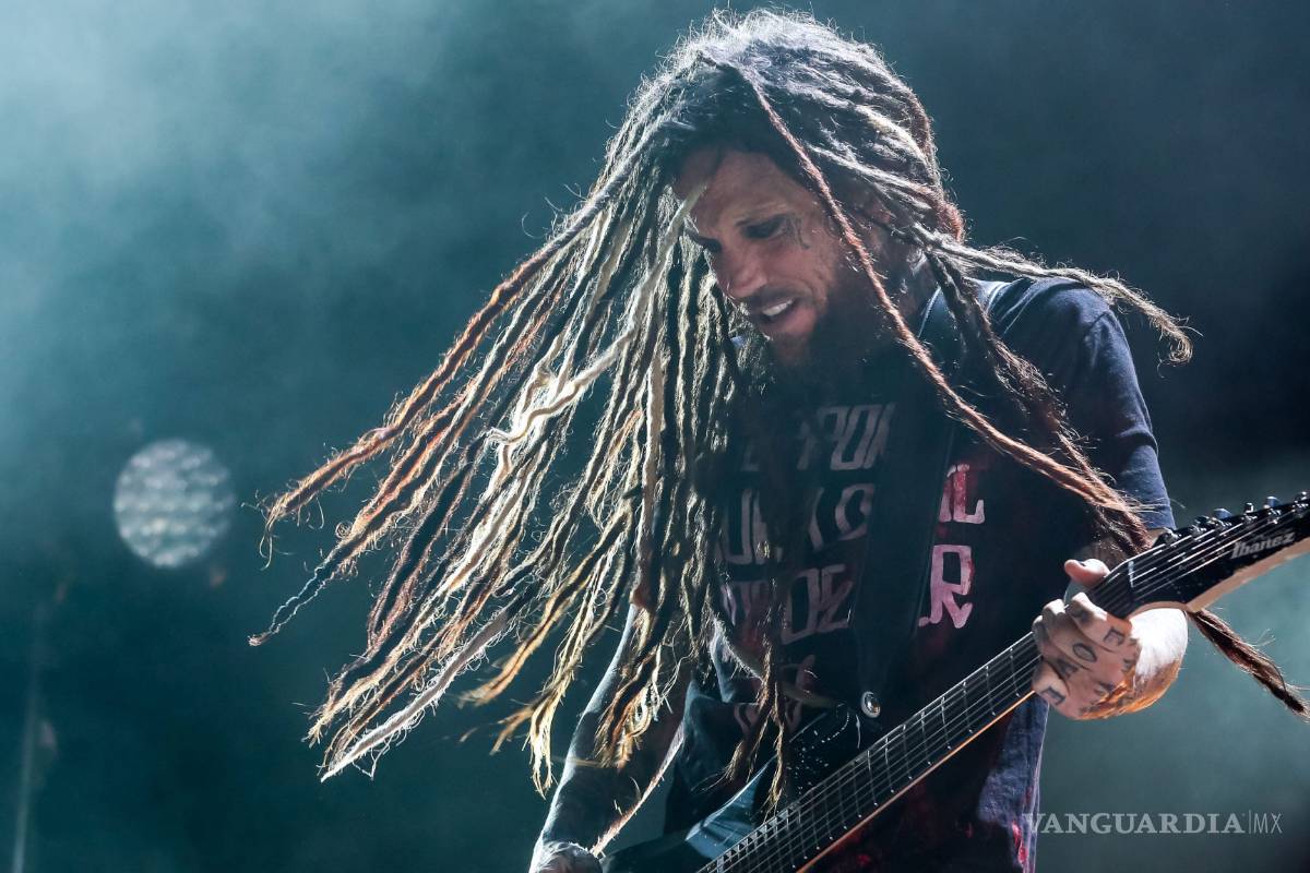 'Chester Bennington tuvo una forma cobarde de partir', asegura guitarrista de Korn