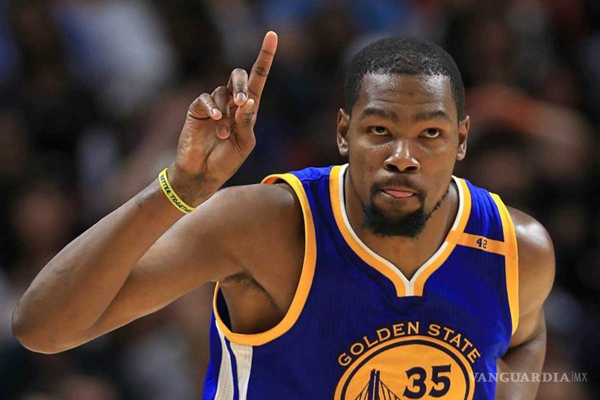 La épica respuesta de Kevin Durant a un fanático al preguntarle sobre LeBron James