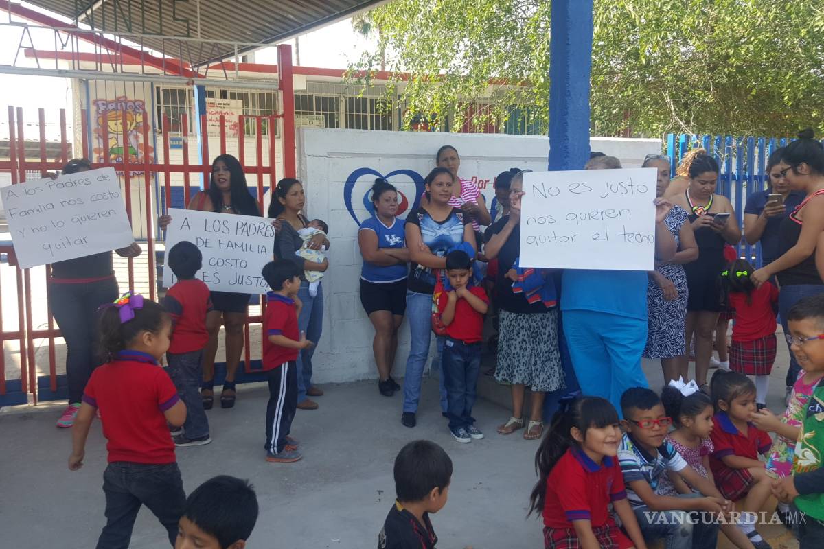 Padres protestan para evitar retiro del techo estructural de escuela en Monclova