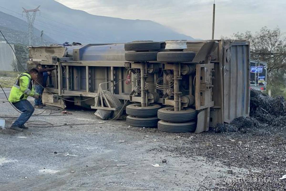 $!Las maniobras por parte de la grúa se realizaron para liberar la vialidad.