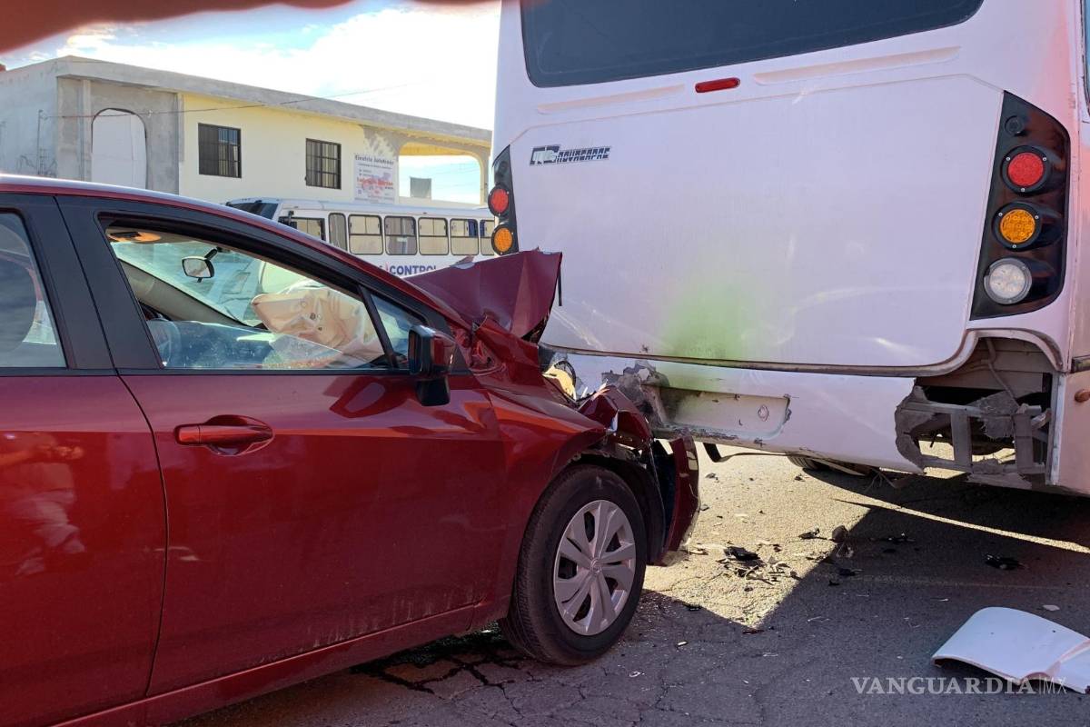 Saltillo: conductor se distrae y choca contra transporte de personal