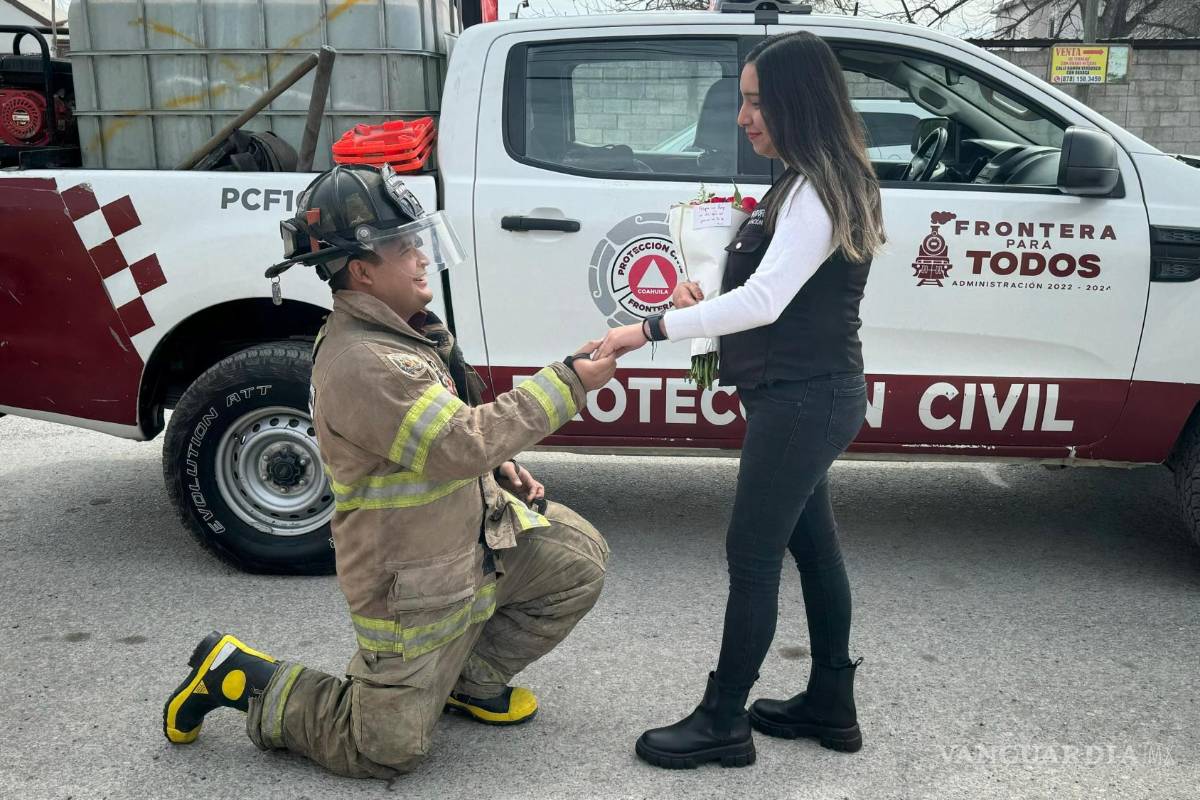 Bombero enamorado: pide a su novia se case con él y le dan el sí en Frontera, Coahuila