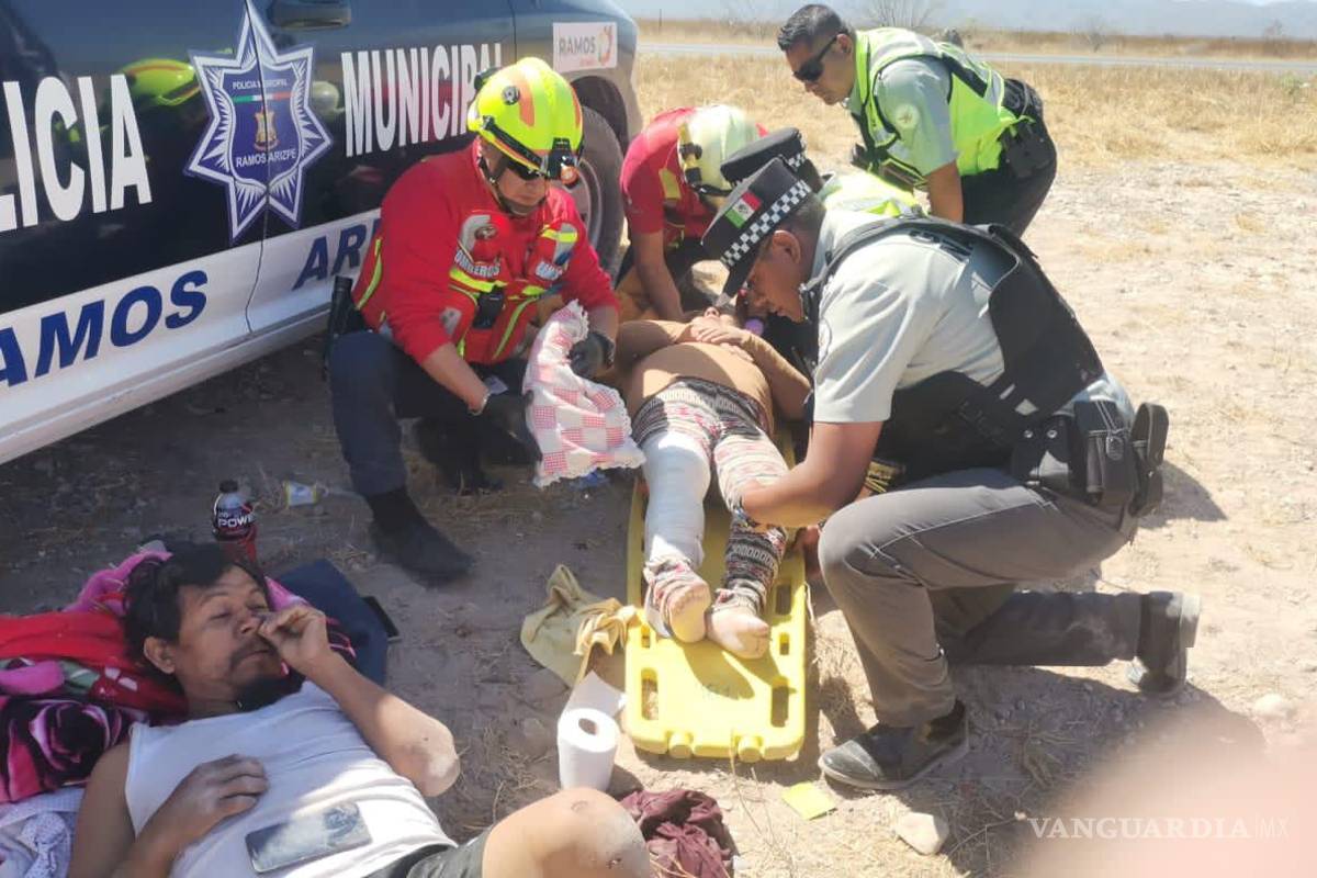 Monclovenses casi mueren en volcadura en la carretera a Saltillo