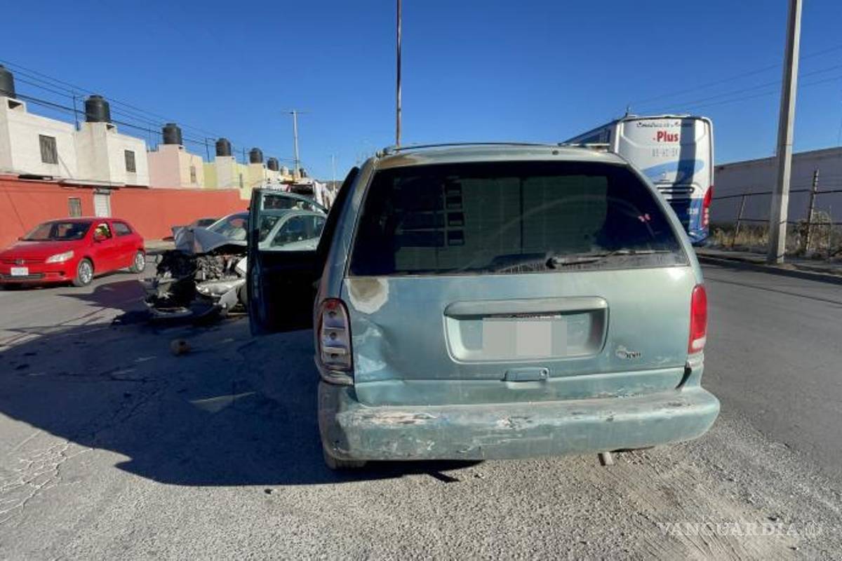 $!Tras la colisión, la camioneta quedó detenida sobre el retorno, mientras el automóvil permaneció invadiendo un carril con dirección al periférico.